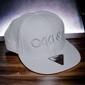 Oakley - Men’s California Adjustable SnapBack Hat - White
